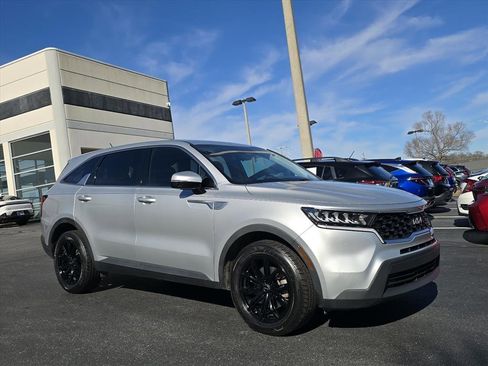 Used 2022 Kia Sorento LX image 1