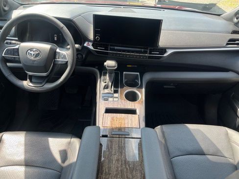 Used 2025 Toyota Sienna Limited AWD/4WD image 24