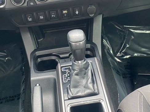 Used 2017 Toyota Tacoma TRD Off-Road AWD/4WD image 15