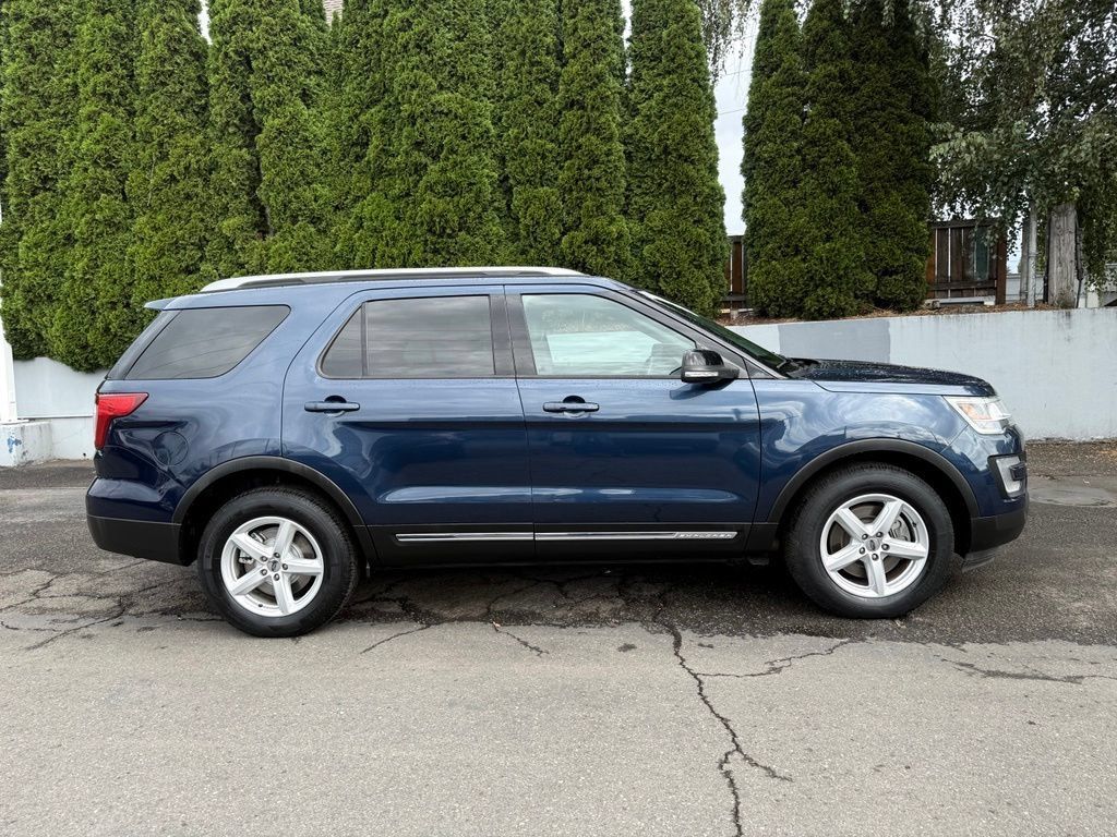 Used 2017 Ford Explorer XLT w/ Equipment Group 202A AWD/4WD image 11