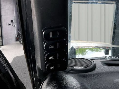 Used 2017 Jeep Wrangler Unlimited Rubicon w/ Dual Top Group AWD/4WD image 13
