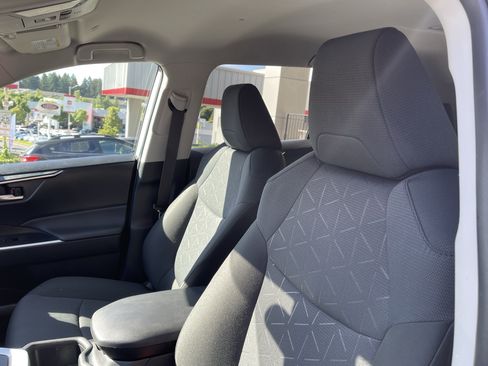 Certified 2025 Toyota RAV4 XLE AWD/4WD image 17