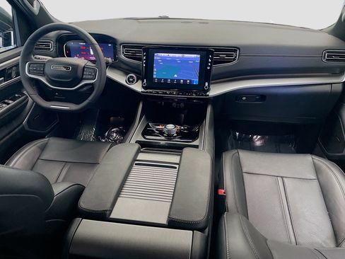 Used 2025 Jeep Wagoneer 4WD image 15