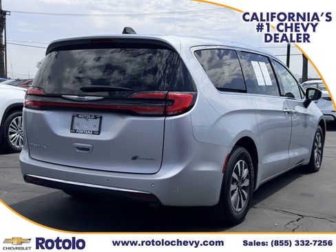 Used 2023 Chrysler Pacifica Touring-L FWD image 6