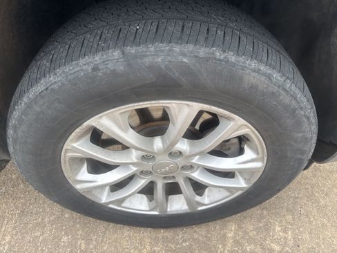 Used 2019 Jeep Cherokee Latitude w/ Popular Appearance Group image 12