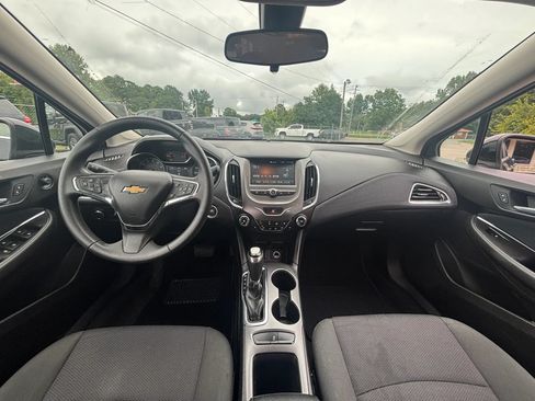 Used 2018 Chevrolet Cruze LT w/ Convenience Package FWD image 18