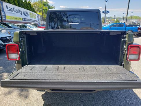 Used 2023 Jeep Gladiator Sport AWD/4WD image 16