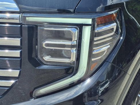 Used 2025 GMC Sierra 1500 SLT AWD/4WD image 24