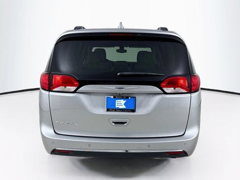 Used 2017 Chrysler Pacifica Touring-L w/ Tire & Wheel Group FWD image 7
