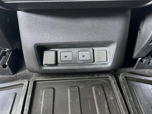 New 2025 Land Rover Discovery Dynamic SE image 28