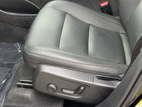 Certified 2025 Volvo XC40 B5 Core image 17