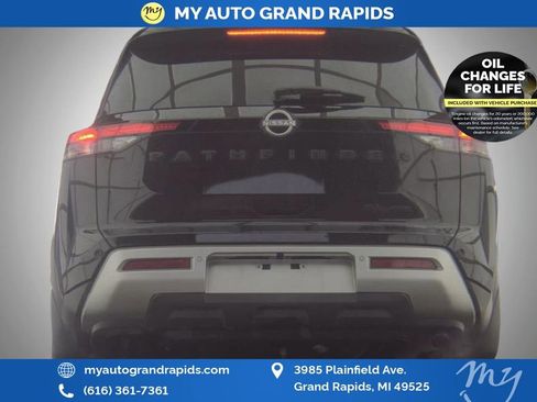 Used 2023 Nissan Pathfinder SL w/ Black Appearance Package image 4