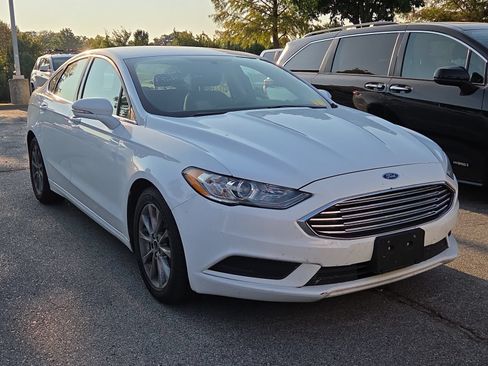 Used 2017 Ford Fusion SE FWD image 1