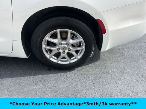 Certified 2023 Chrysler Pacifica Touring-L image 10