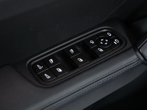Used 2025 Porsche Cayenne S AWD/4WD image 18
