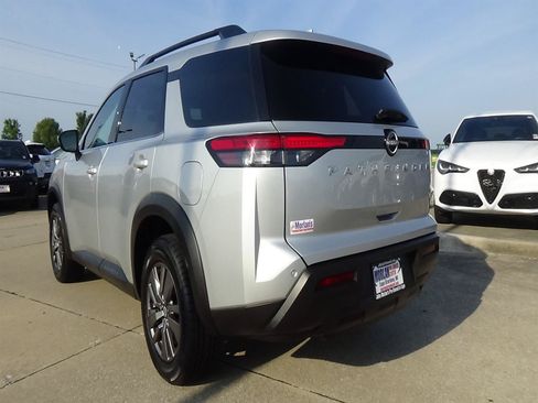 Used 2025 Nissan Pathfinder SV FWD image 8