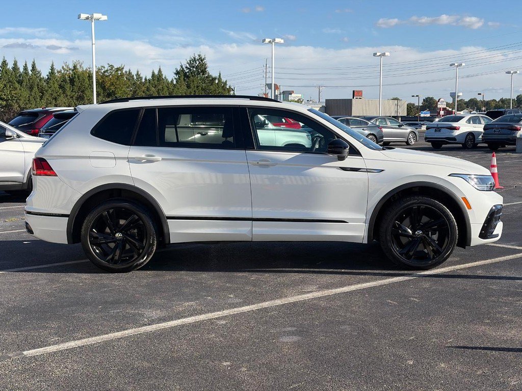 Used 2023 Volkswagen Tiguan SE R-Line AWD/4WD image 2