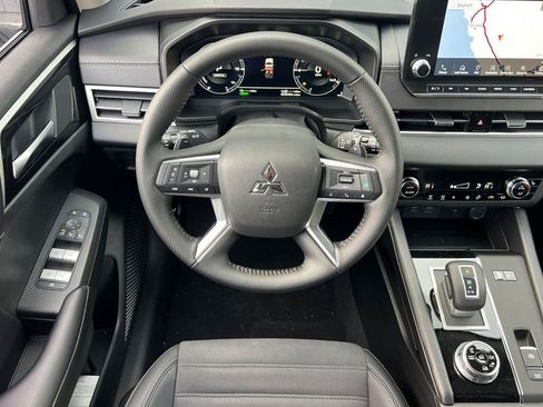 New 2025 Mitsubishi Outlander SE image 15