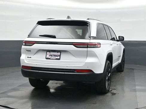 New 2025 Jeep Grand Cherokee Altitude AWD/4WD image 8