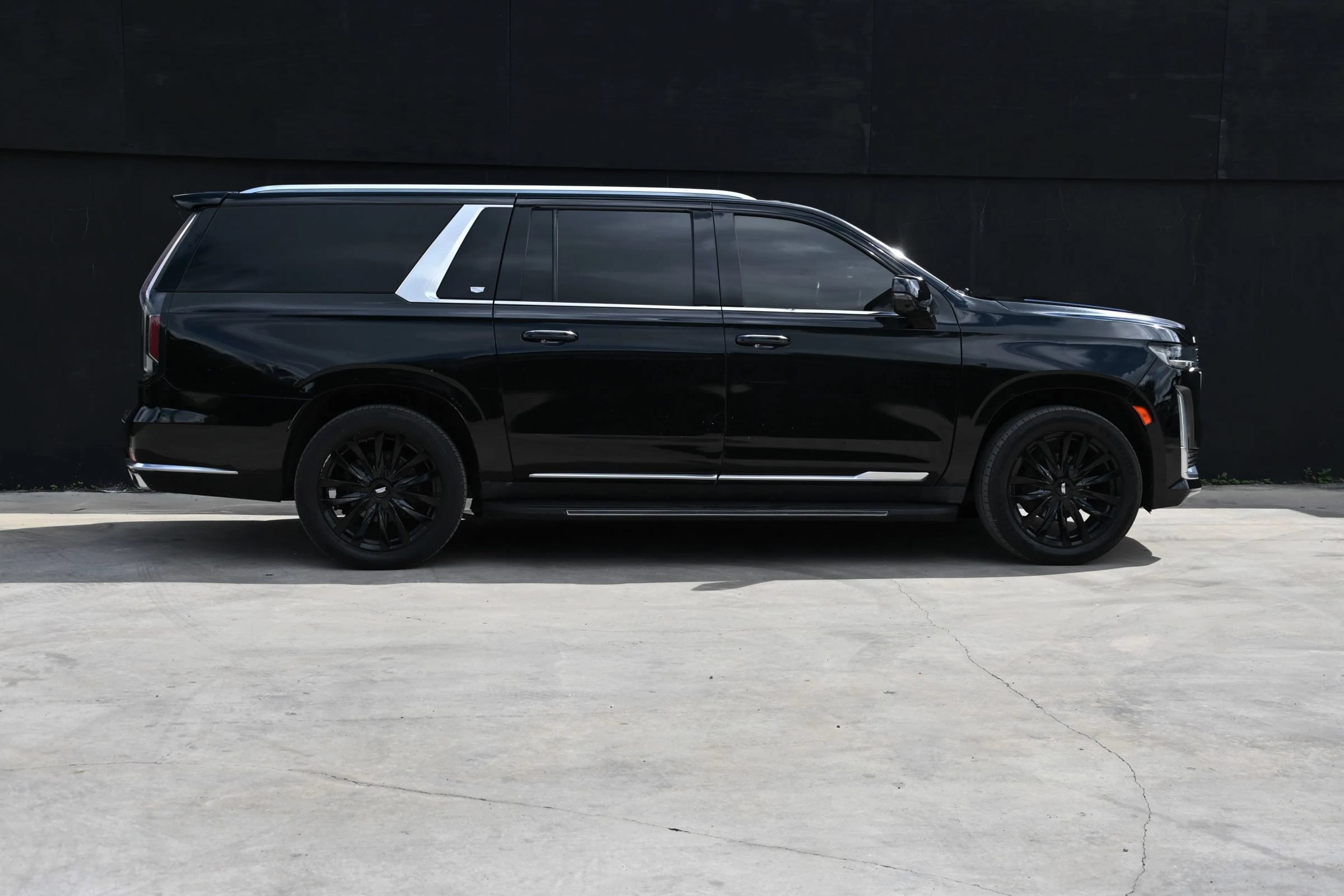 Used 2021 Cadillac Escalade ESV Premium Luxury w/ Driver Assist Tech Package AWD/4WD image 6