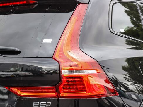 Used 2025 Volvo XC60 B5 Plus image 8