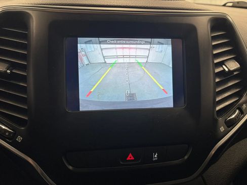 Used 2021 Jeep Cherokee Latitude FWD image 48