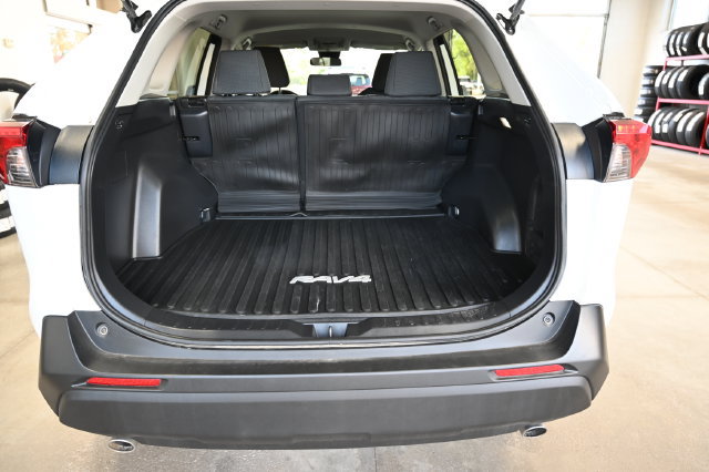 Used 2022 Toyota RAV4 LE AWD/4WD image 29