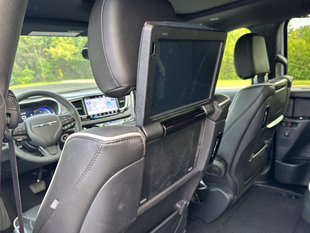 Used 2025 Chrysler Pacifica Limited w/ Uconnect Theater Family Group FWD image 15