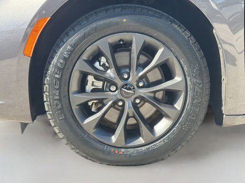 Used 2021 Chrysler Pacifica Touring w/ S Appearance Package image 34