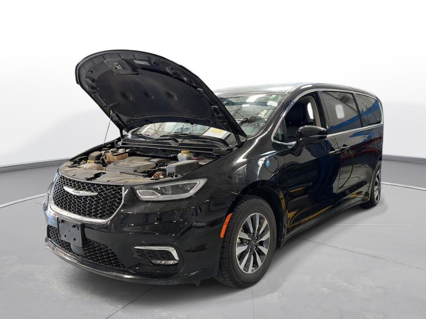 Used 2024 Chrysler Pacifica Limited FWD image 3