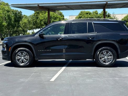 Used 2025 Chevrolet Traverse LT FWD image 14