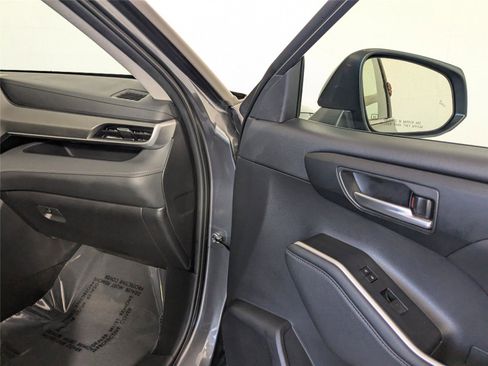 Certified 2024 Toyota Highlander XLE image 4