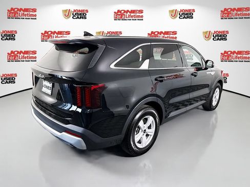 Certified 2025 Kia Sorento LX FWD image 16