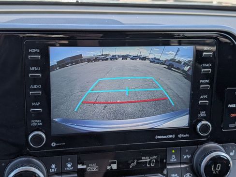 Used 2022 Toyota Highlander XLE image 19