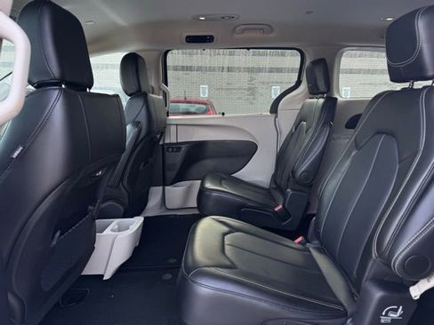 Used 2024 Chrysler Pacifica Touring-L image 18