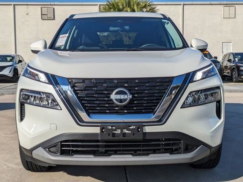 Used 2023 Nissan Rogue SV image 3