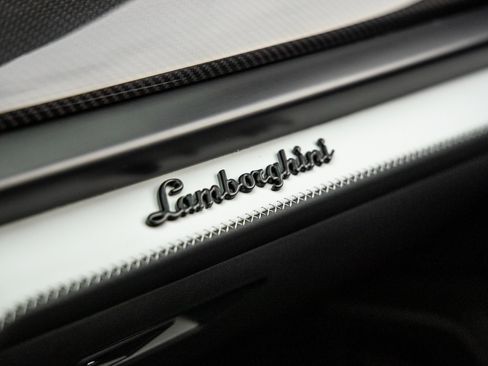 Used 2025 Lamborghini Urus SE image 33