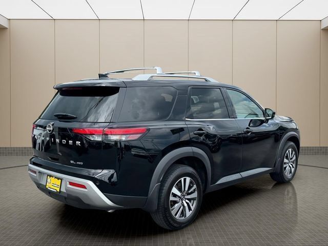 Used 2023 Nissan Pathfinder SL AWD/4WD image 3