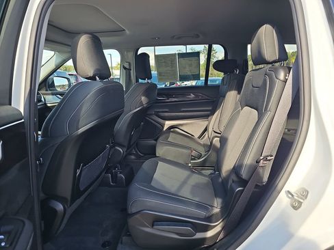 Used 2023 Jeep Grand Cherokee L Laredo image 19