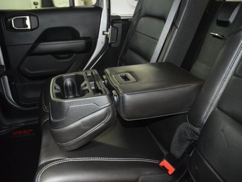 Used 2018 Jeep Wrangler Unlimited Sahara image 43