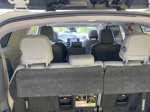 Used 2021 Toyota Sienna XLE image 51