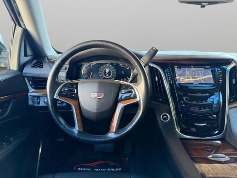 Used 2017 Cadillac Escalade Luxury AWD/4WD image 30