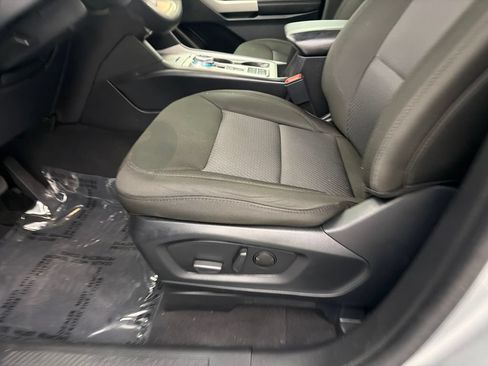 Used 2024 Ford Explorer XLT RWD image 10