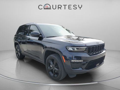 Certified 2024 Jeep Grand Cherokee Limited w/ Black Appearance Package image 4