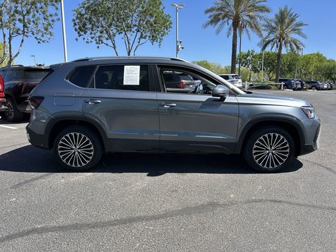 Used 2025 Volkswagen Taos SE FWD image 5