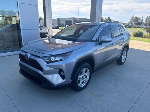 Used 2020 Toyota RAV4 XLE AWD/4WD image 3