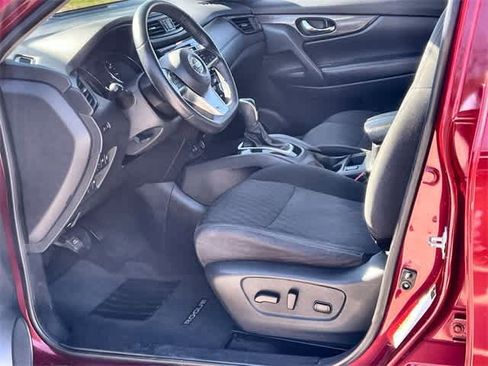 Used 2019 Nissan Rogue SV image 3