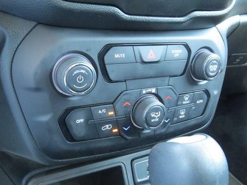 Used 2020 Jeep Renegade Latitude w/ Popular Equipment Group FWD image 21