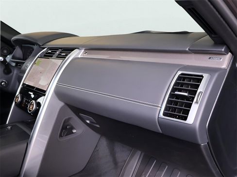 Used 2025 Land Rover Discovery Metropolitan Edition image 21