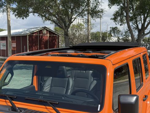 Used 2025 Jeep Wrangler Unlimited Sahara AWD/4WD image 2